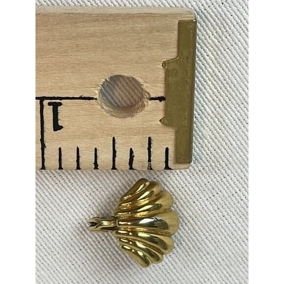 Vintage Monet Shell Shaped Gold Tone Clip On Earrings Small Dainty Minimalist - Picture 10 of 10